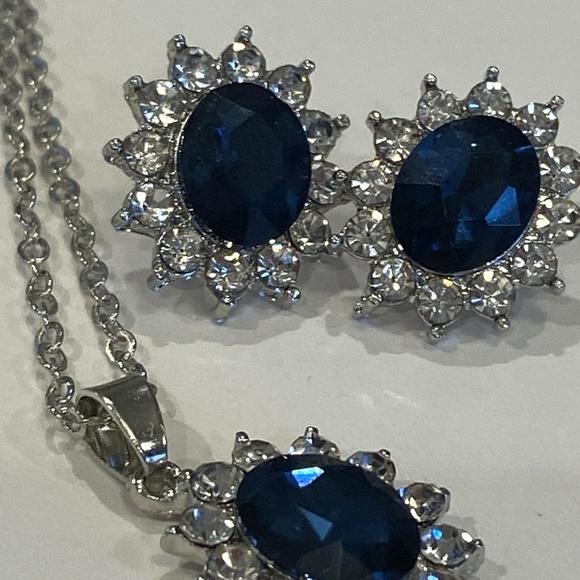 Gorgeous Sparkling Blue Necklace Earrings Set - Picture 4 of 5